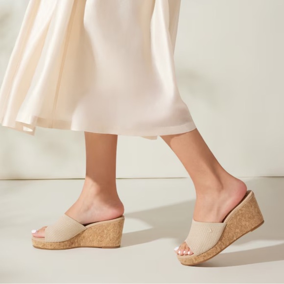 VIVAIA ROUND TOE WEDGE SANDALS ALMOND CROCHET - 8.5 - Picture 3 of 9